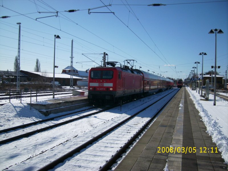 Ein RE 5 von Falkenberg Elster nach Stralsund ber Neubrandenburg verlsst am spten Vormittag Neustrelitz Hbf. Der 05.03.2008 hat in Neustrelitz nochmal unerwartet viel Schnee gebracht.