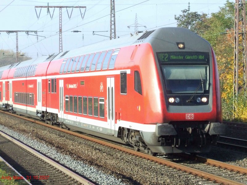 Ein RE als 'Rhein-Haard-Express' nach Mnster am Hp Essen-Frohnhausen am 31.10.2007