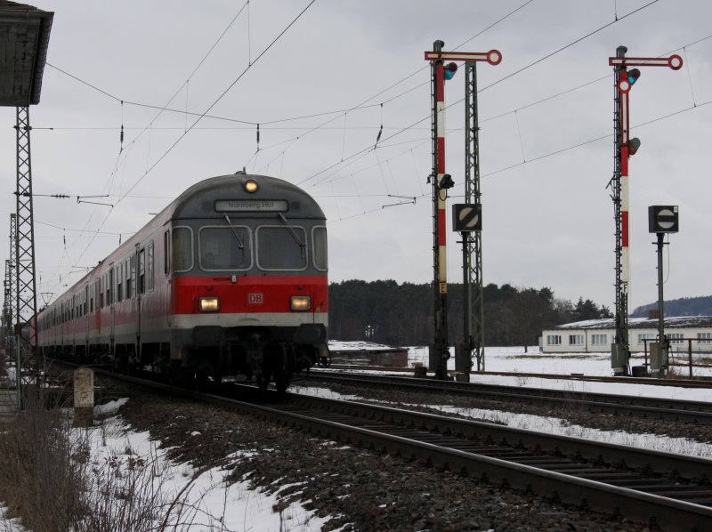 Ein RE am 23.02.2009 bei der Einfahrt in den Bahnhof Hirschaid. 