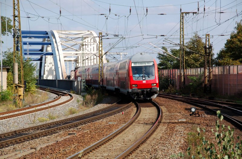 Ein RE aus Dresden zur Weiterfahrt nach Leipzig fhrt am 26.09.09 in Riesa ein.