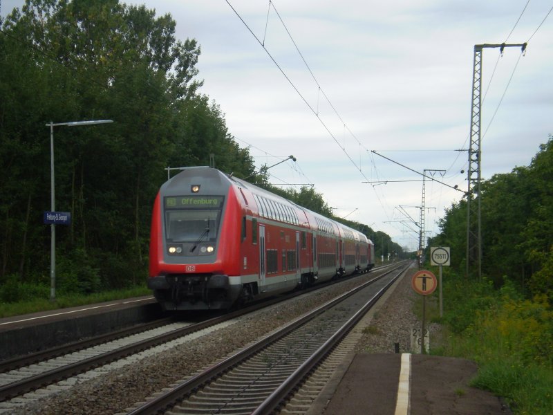 Ein RE von Basel Bad Bf nach Offenburg hier bei der Durchfahrt von Freiburg-St.Georgen. 
