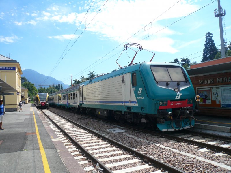 Ein RE, bestehend aus 2 GTW 2/6, aus Bozen nach Mals und ein R der FS, bespannt mit einer 464, nach Bozen treffen sich am 11.8.2008 in Meran