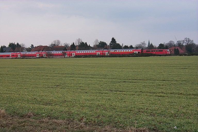 Ein RE bestehend aus Doppelstockwagen der Gattung 3 und einer BR 111.
So ist er jede Stunde zwischen Bremen und Hannover anzutreffen.
Hier fhrt er bei Holtorf, kurz vor Nienburg (Weser).