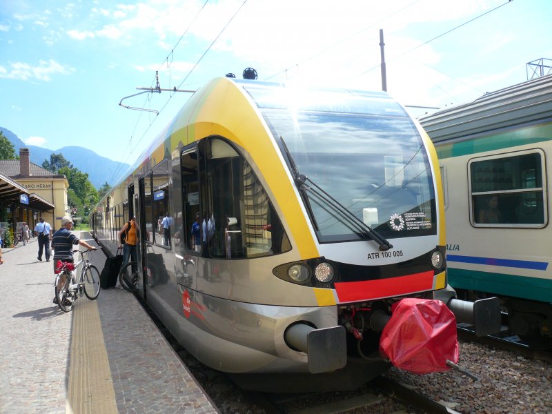 Ein RE von Bozen nach Mals steht am 11.8.2008 in Meran auf Gleis 1. Dahinter steht auf Gleis 2 ein R der FS nach Bozen.