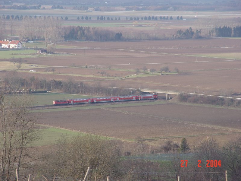 Ein RE gezogen von einer 111, befhrt die Rheintalstrecke Richtung Sden, kurz vor Lahr. Die Straenbrcke verbindet  Hugsweier mit der B3. Aufgenommen am 27.2.2004 vom Schutterlindenberg aus.