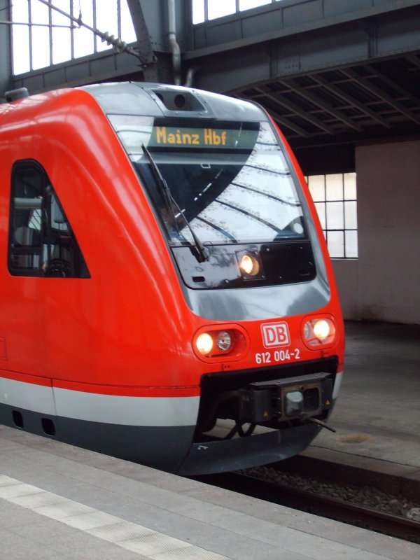 Ein RE in Karlsruhe fhrt am 27.02.09 um 14.08 nach Mainz Hbf ber Graben-Neudorf, Germersheim und Ludwigshafen. 