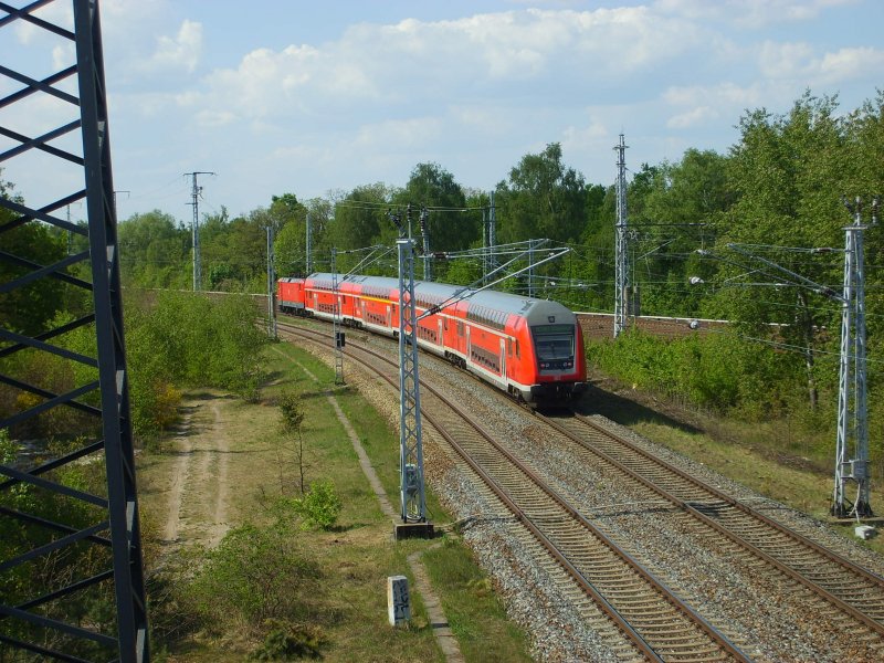 Ein RE der Linie 2 auf dem Weg Richtung Berlin Hauptbahnhof am Kruez Wuhlheide, am 5.5.2007