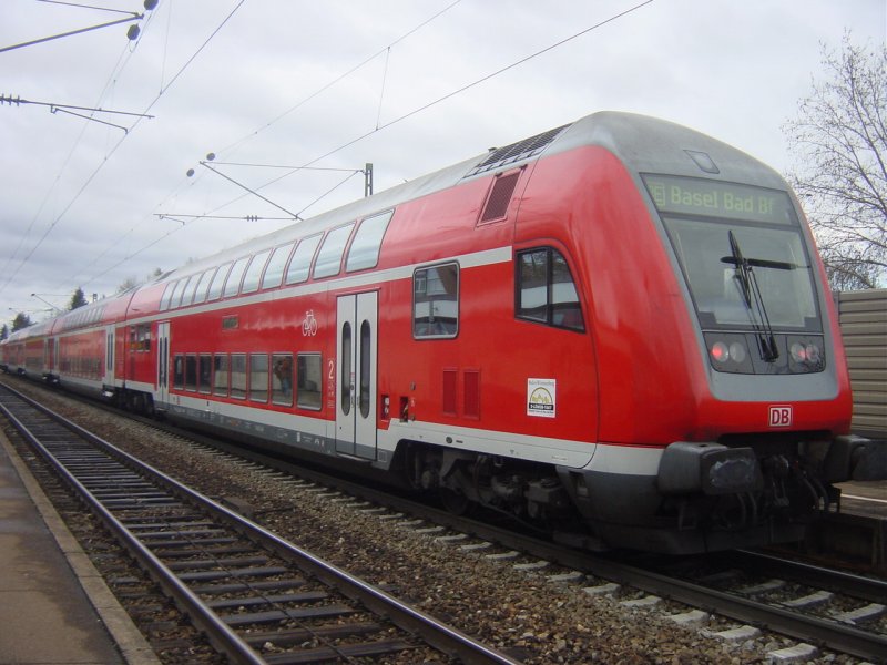 Ein RE nach Basel Bad Bf steht abfahrbereit in Bad Krozingen. 