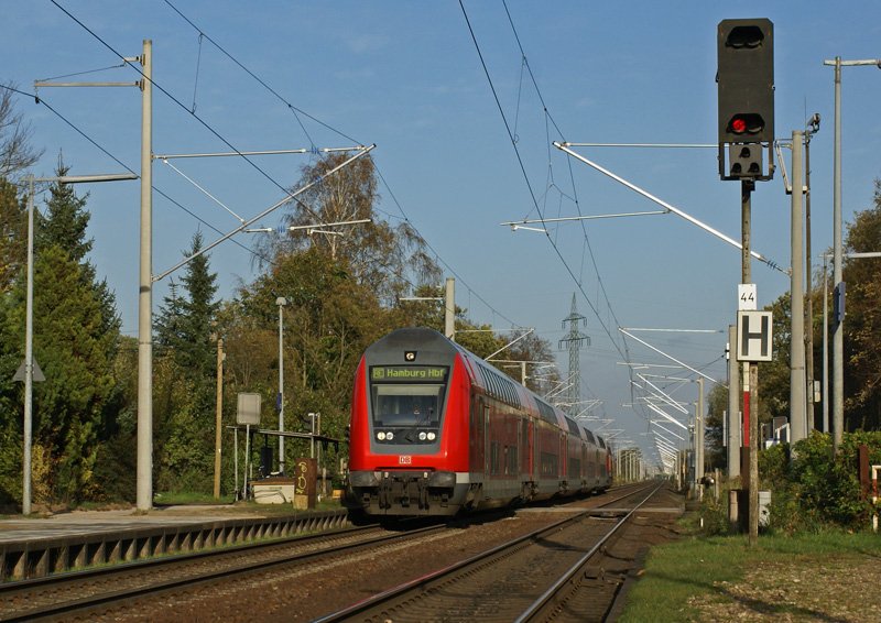 Ein RE nach Hamburg Hbf durchfhrt am 25.10.2008 den Haltepunkt Kupfermhle.