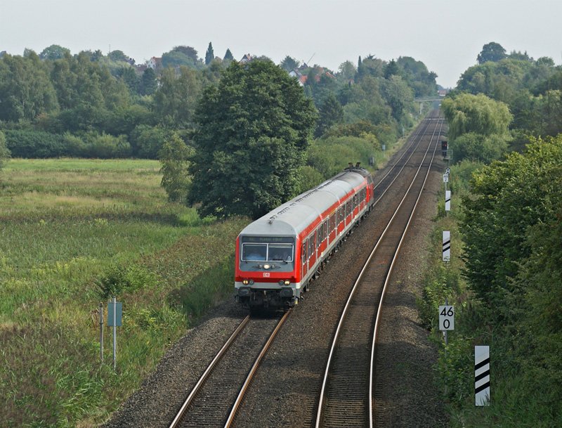 Ein RE nach Kiel Hbf am 22.08.2008 bei Eutin. Es schiebt 218 458-8.