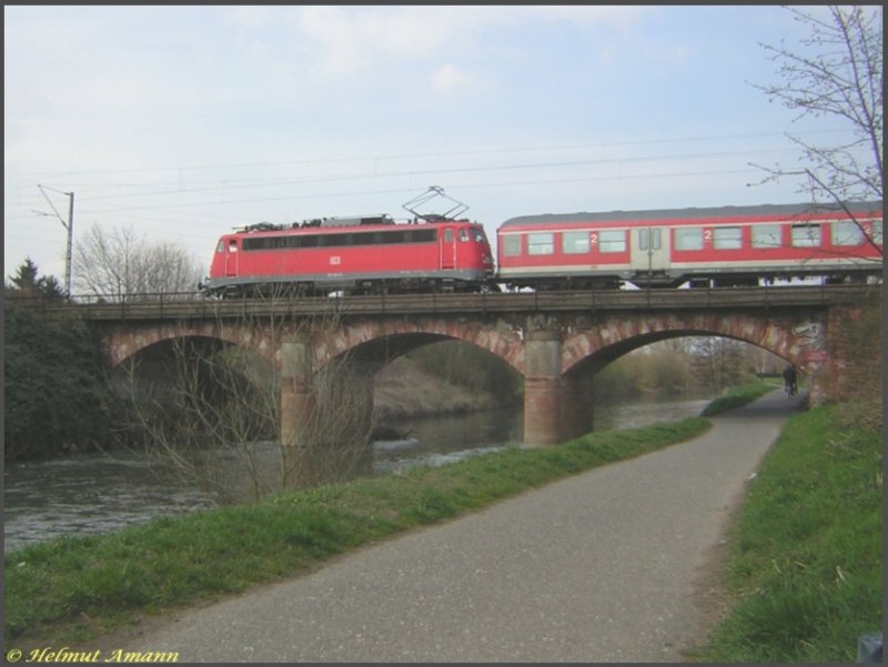 Ein RE nach Koblenz mit 110 406 am 30.03.2007 beim berqueren der Nidda bei Frankfurt am Main-Nied.