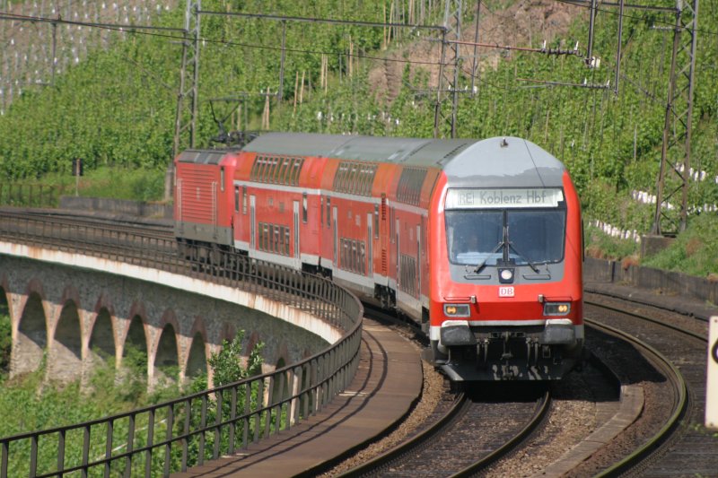 Ein RE nach Koblenz berfhrt das Viaduckt in Pnderich