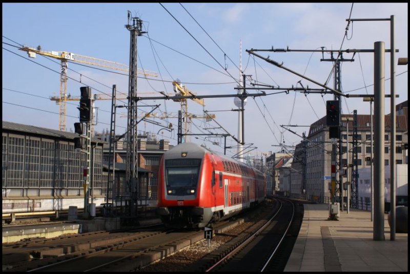 Ein RE nach Magdeburg erreicht am 13.02.2008 den Bahnhof Berlin-Friedrichstrae