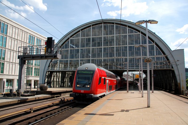 Ein RE nach Magdeburg verlsst am 29.07.09 den Alexanderplatz Richtung Hbf.