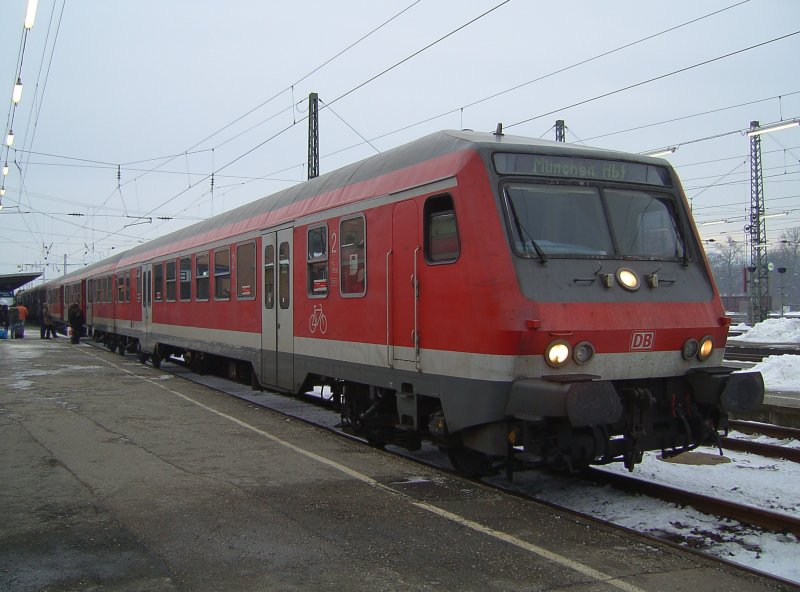 Ein RE nach Mnchen am 05.01.2008 in Rosenheim. 
