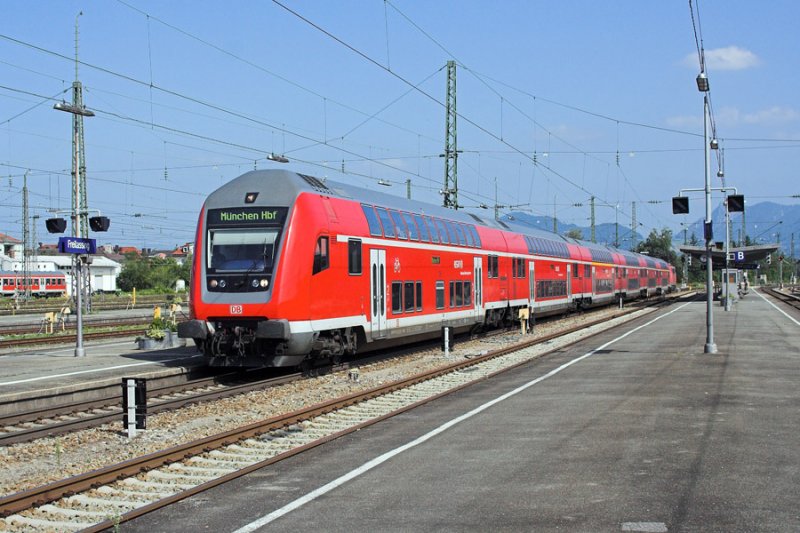 Ein RE nach M�nchen h�lt im August 2008 in Freilassing.