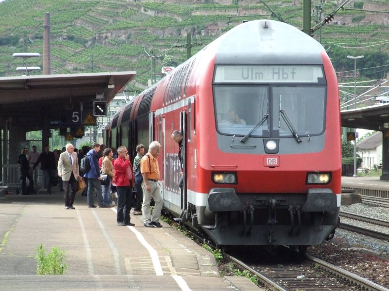 Ein RE nach Ulm Hbf beim Halt in Esslingen (Neckar) am 11.05.2007
