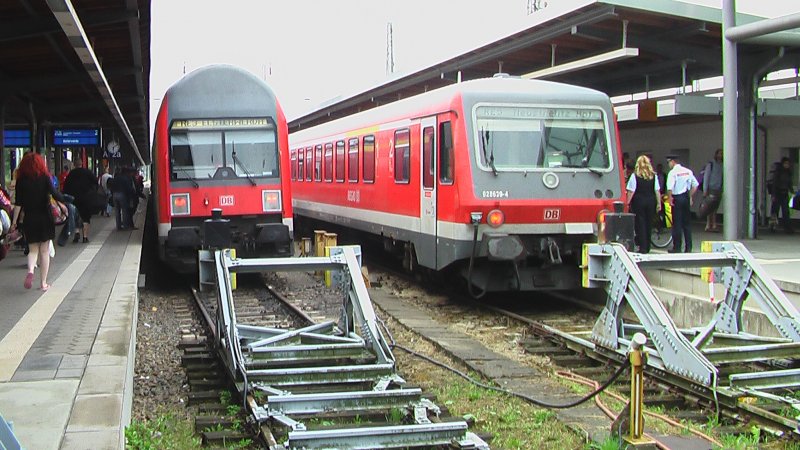 Ein RE steht zusammen mit einer BR 628 nach Neustrelitz in Stralsund. Der RE fhrt bis nach Elsterwerda (also noch hinter Berlin) und hat mit 5 Stunden und 12 Minuten die zweitlngste Fahrzeit. Die 384 km legt er ber Angermnde – Berlin Hbf – Wnsdorf und Waldstadt zurck.