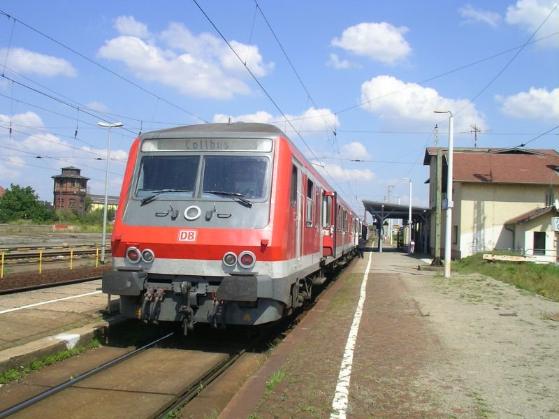 Ein RE in Torgau, hier mit einem Steuerwagen der Bauart Bybdzf 482.
Der Zug fhrt nach Leipzig Hbf (Aufnahme von 07/04)