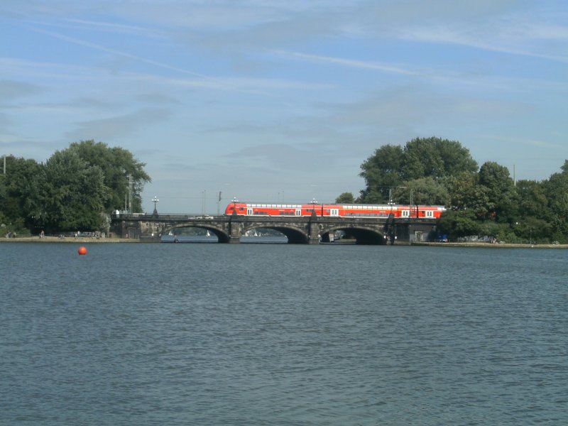 Ein RE berquert zwischen Hamburg Hbf und Dammtor auf der Lombardbrcke die Alster am 31. August 2009.