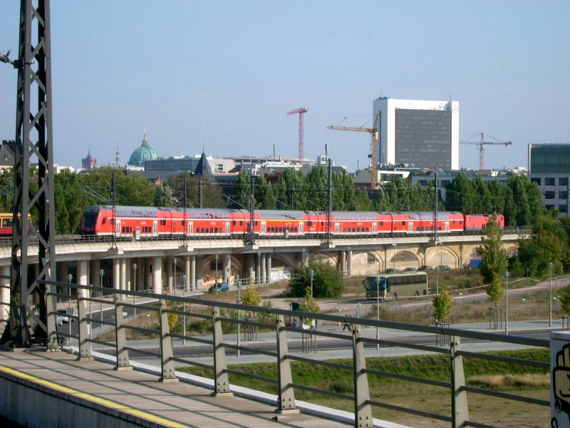 Ein RE verlsst am 28.09.08 den Berliner Hbf in Richtung Ostbahnhof.