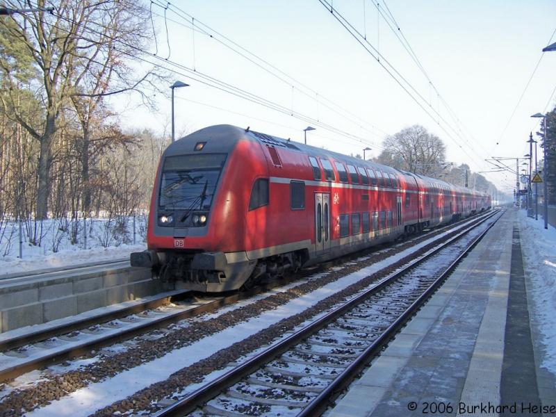 Ein RE160 Wendezug mit 114 038 fhrt am 28.1.2006 mit dem RE 1 in den Haltepunkt Fangschleuse in Richtung Berlin ein.