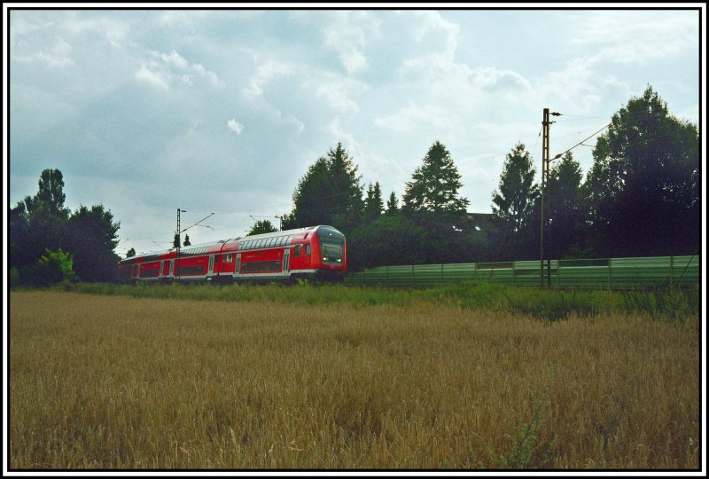 Ein RE2  Rhein-Haard-Express  fhrt von Mnchengladbach, bei Haltern am See, dem Zielbahnhof Mnster (Westf) entgegen. Aufgenommen im Sommer 2006