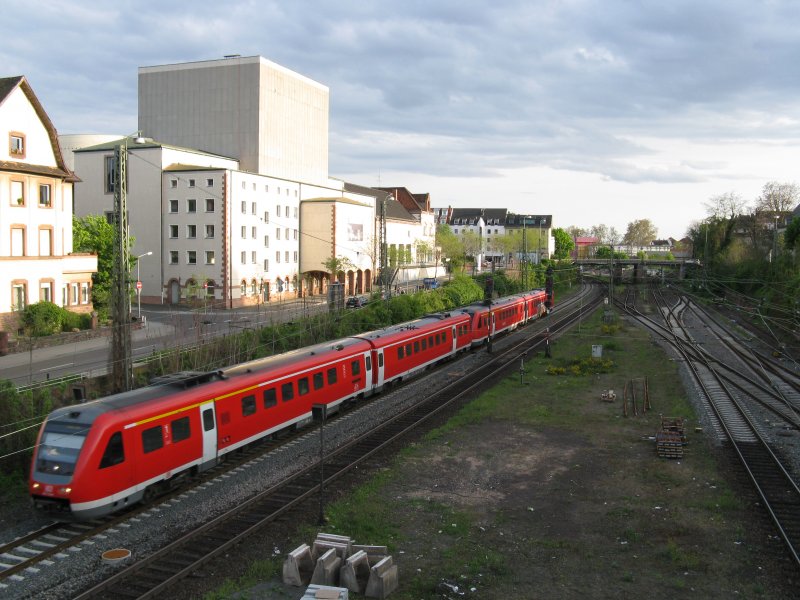 Ein RE3864 von Karlsruhe Hbf nach Mainz Hbf.Am 01.05.08 bei der einfahrt in Worms Hbf.