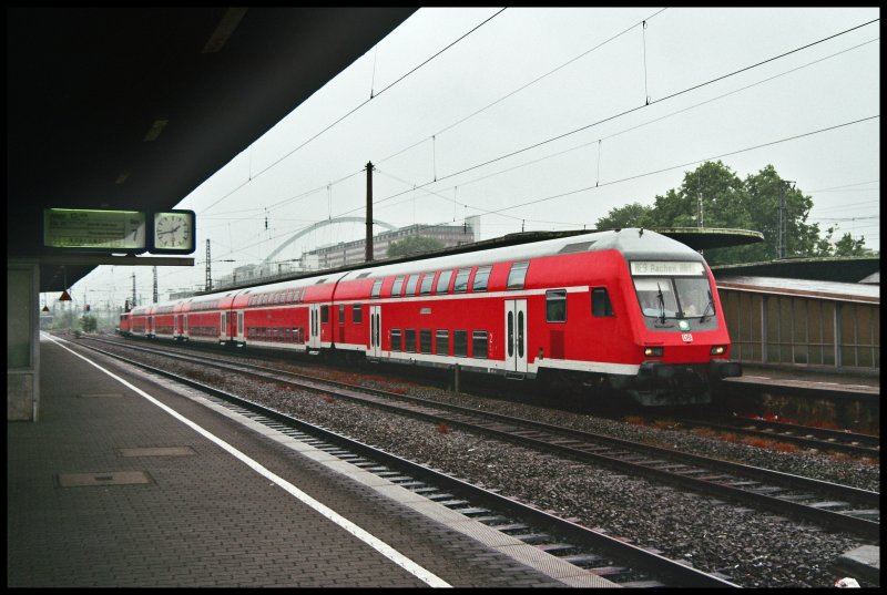 Ein RE9  RHEIN-SIEG-EXPRESS  von Gieen nach Aachen Hbf wartet im Bahnhof Kln-Messe/Deutz auf die Weiterfahrt. Aufgenommen am 27.05.2007