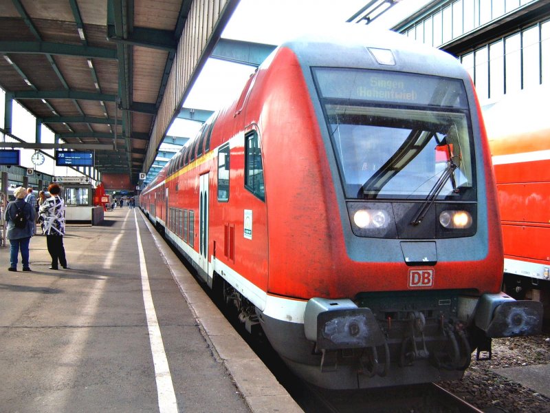 Ein recht moderner Dosto-Steuerwagen am 16.09.06 im Stuttgarter Hbf. Der stromlinienfrmige Doppelstock-Zug bedient die Strecke bis Singen (Hohentwiel). Eine unbekannte 146 wird den Zug dorthin schieben.
