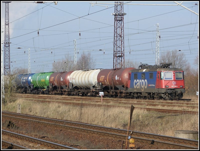 Ein recht seltenen Gast konnte ich am 18.02.07 im Seehafen Rostock bewundern. Abgestellt stand die BR 421 395 von Sbb-Cargo mit einem schn bunten Kesselzug.