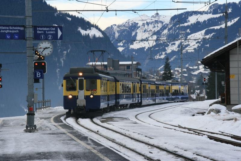 Ein Regio der BOB gezogen von der ABeh 4/4 307 fhrt in Grindelwald ein; 16.12.2008