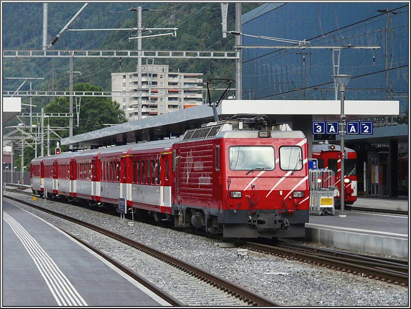 Ein Regio der MGB kommt am 02.08.08 aus Brig und fhrt in den Bahnhof von Visp ein, um etwas spter seine Reise nach Zermatt fortzusetzen. (Jeanny)