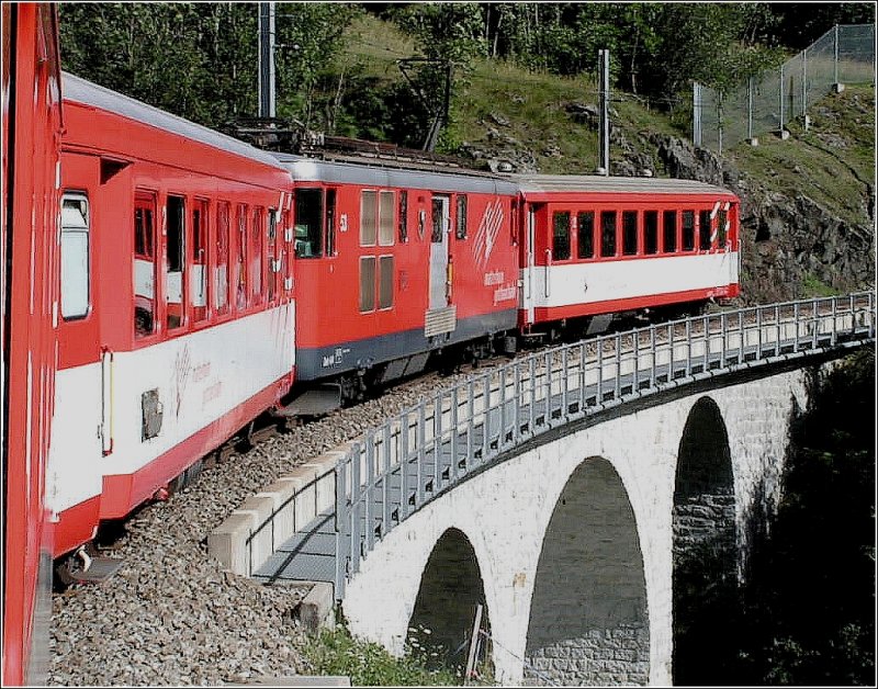 Ein Regio der MGB berquert am 01.08.07 eine der zahlreichen Brcken auf seiner Reise von Brig nach Andermatt. (Jeanny)