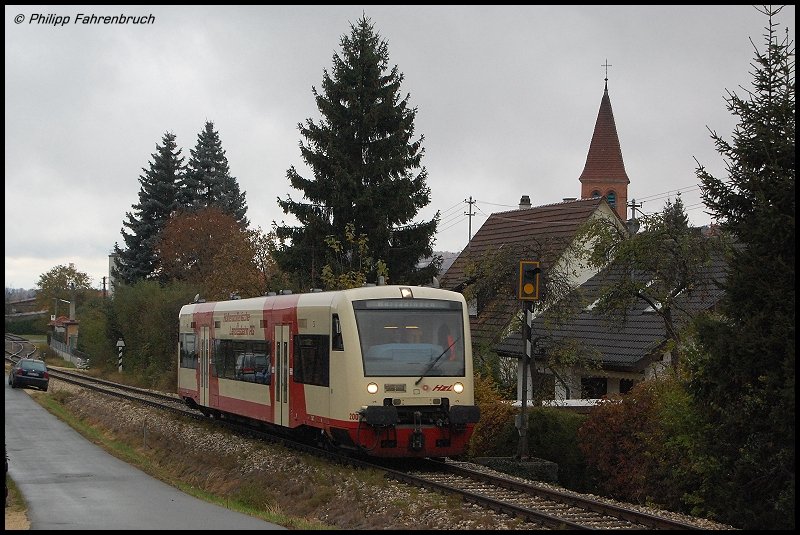 Ein Regio-Shuttle der HzL ist am bewlkten Mittag des 30.10.07 auf dem Weg nach Burladingen, hier in Schlatt aufgenommen.