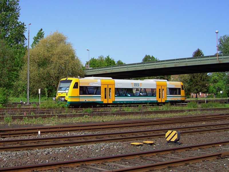 Ein Regio Shuttle der ODEG am 12.05.2008 bei der Ausfahrt aus Neuenmarkt-Wirsberg. 