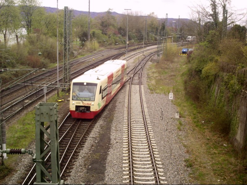 Ein Regio-Shuttle VT 239 der HzL verlsst als  HzL 85919  nach Stockach den Bahnhof Radolfzell am 19.04.08