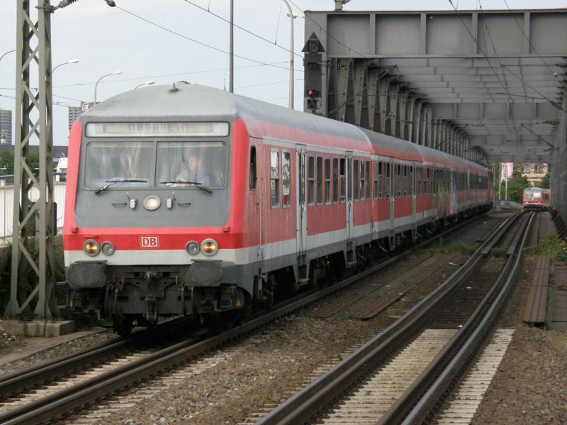 Ein Regio Steuerwagen fhrt einen RE aus Mannheim in den Bahnhof Ludwigshafen Mitte ein. (16.07.2008)