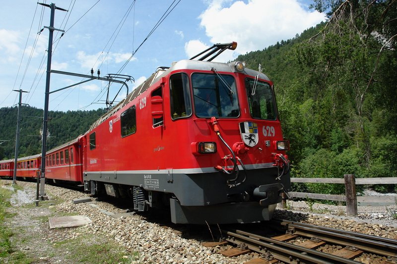 Ein RegioExpress mit der Ge 4/4 II 629   Tiefencastel   wenige Meter vor dem Bahnhof Versam-Safien, tief unten in der Rheinschlucht. 30.6.2008