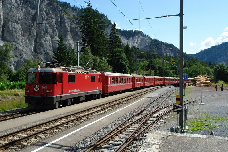 Ein RegioExpress mit der Ge 4/4 II 628  S-chanf  aus Scuol-Tarasp, ber Klosters und Chur, beim kurzen Halt im Bhf. Versam-Safien am 30.6.2008.