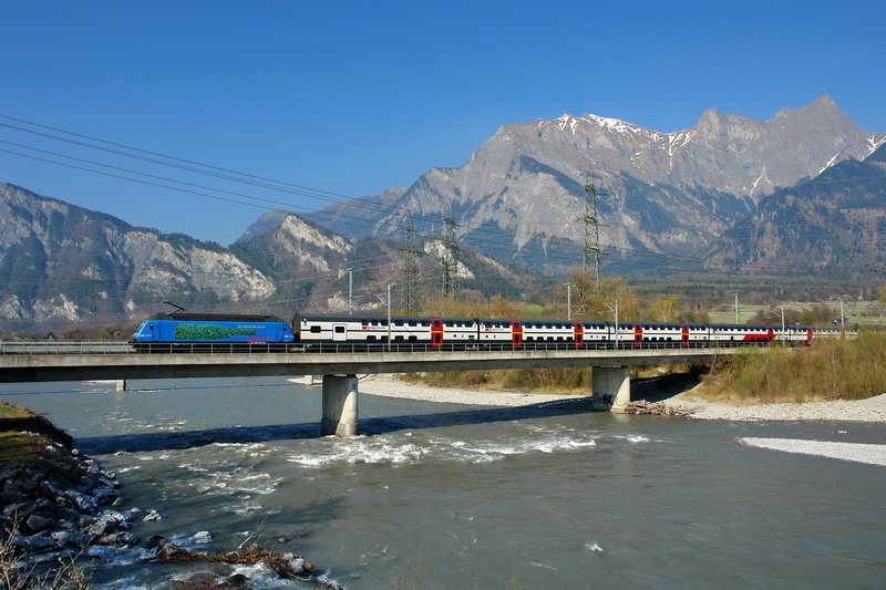 Ein RegioExpress mit der schnen  vetroswiss  Werbelok fr Glasrecycling, der Re 460 071-4, berquert den Rhein bei Bad Ragaz (Kanton St. Gallen) im strahlenden Sonnenschein. 11.4.2007