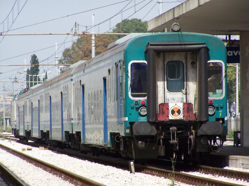 Ein Regional-Stw. mit einem Regionalzug waren am 27.August 2007 im Bahnhof Ravenna abgestellt.