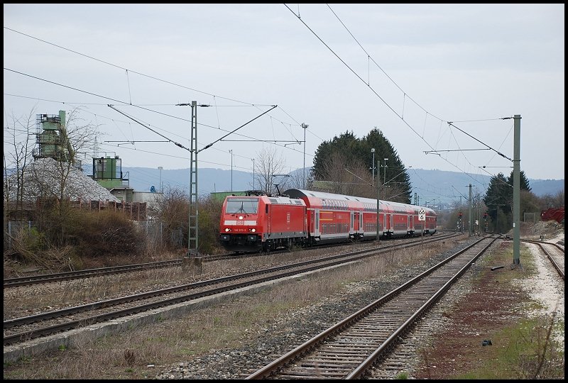 Ein regionalExpress ist auf der Fahrt von Aalen nach Stuttgart Hbf. Aufgenommen am 08.04.08 in Aalen-Essingen.