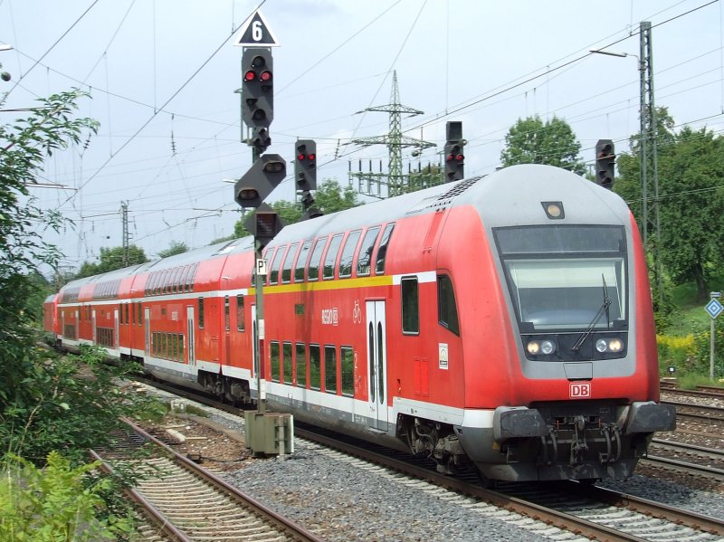 Ein Regionalexpress aus Richtung Stuttgart fhrt am 22.08.2008 in den Bahnhofsbereich von Sen ein.Geschoben wird er von einer BR 146.2 weiter in Richtung Ulm.