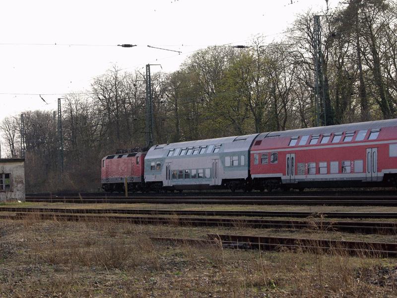 Ein RegionalExpress aus Schwedt hat in wenigen Augenblicken sein Fahrtziel Dessau erreicht.