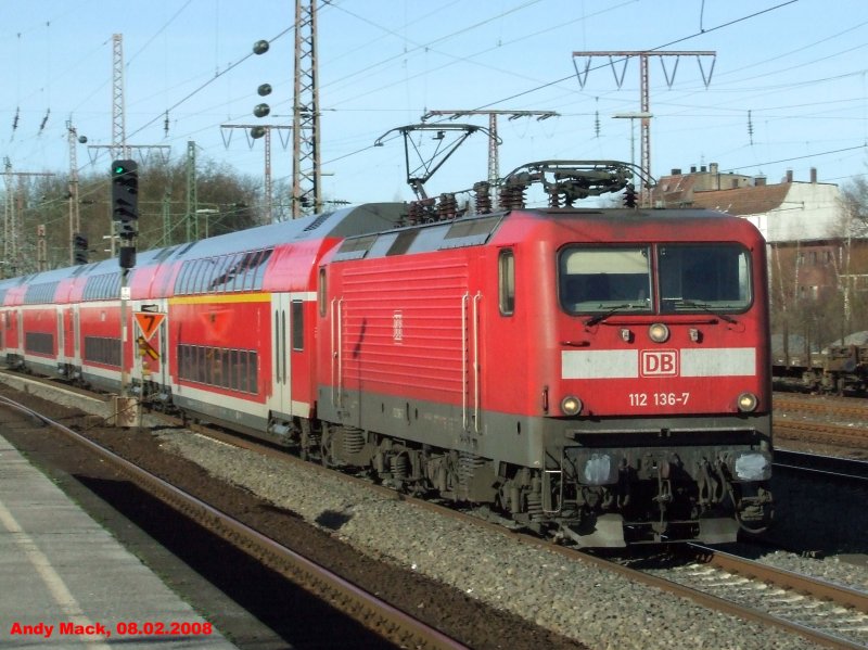 Ein RegionalExpress nach Paderborn, gezogen von 112 136 durchf�hrt Essen-West am 08.02.2008