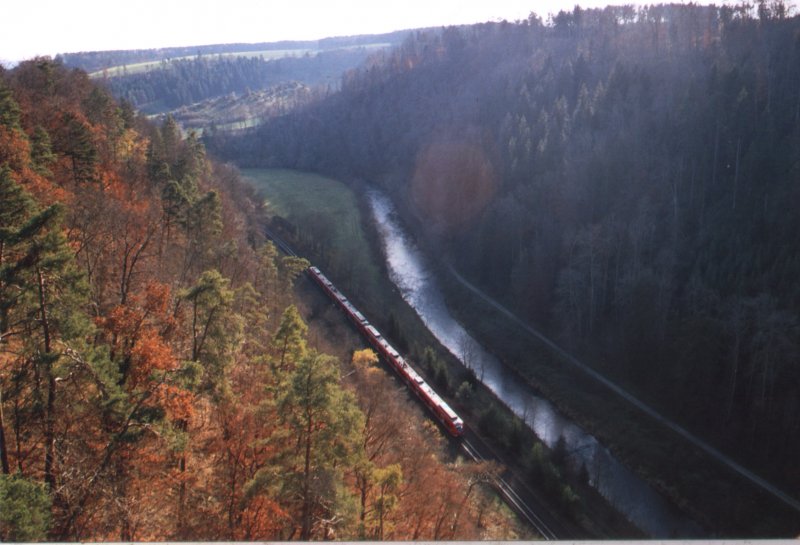 Ein Regionalexpress im Neckartal auf dem Weg nach Stuttgart (Gubahn). In knapp 100m  Tiefe  wird hier das Streckenstck zwischen Rottweil und Talhausen befahren. Herbst 2006.