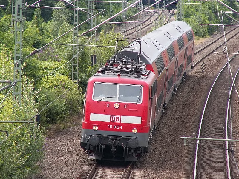 Ein Regionalexpress wird von einer 111er von Dsseldorf in Richtung Duisburg gezogen. Das Foto stammt vom 02.07.2007