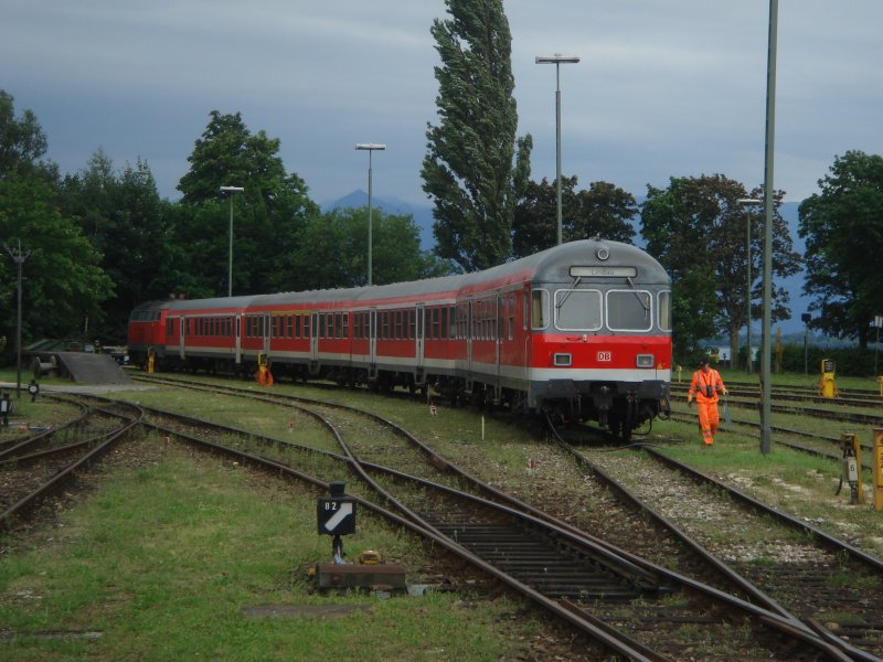 Ein Regionalzug in der Abstellanlage Lindau. Im Hintergrund (Berge) ist sterreich. Aufgenommen am 28.06.07