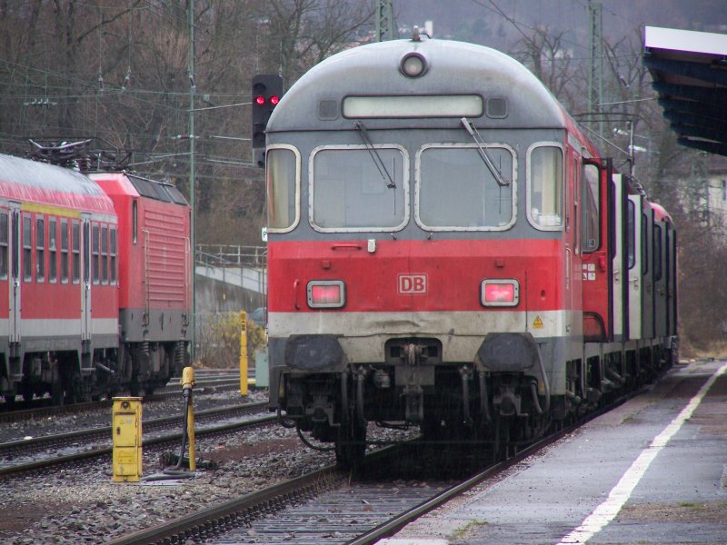 Ein Regionalzug aus Donauwrth steht in seinem Endbahnhof Aalen. Links steht ein abgestellter Regionalzug mit einer 143er. Aufgenommen am 1.Dezember 2007 in Aalen.